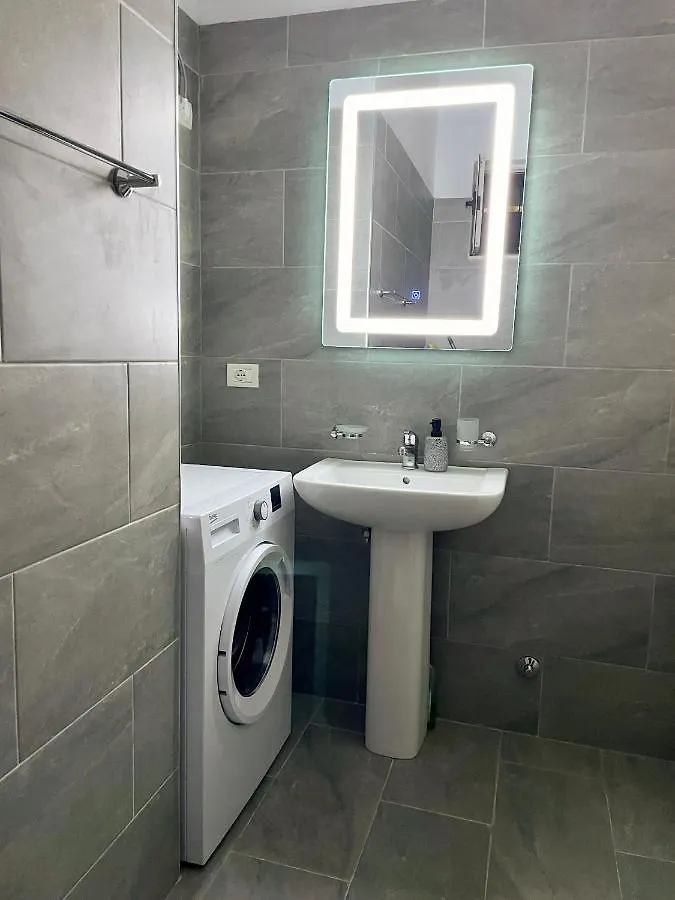 Home Inn Apartment 2 Near City Center Τίρανα